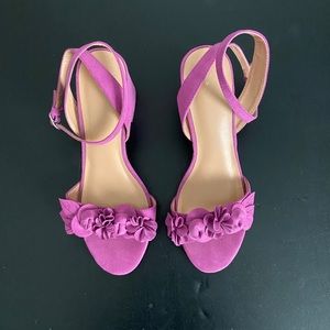 Adorable purple heels!